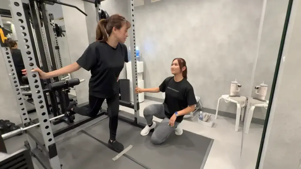 UNDEUX SUPERBODY LIFE千葉スタジオでのレッスン風景（ブルガリアンスクワット）