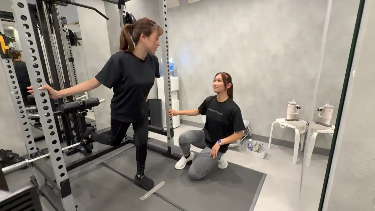 UNDEUX SUPERBODY LIFE千葉スタジオでのレッスン風景(ブルガリアンスクワット)