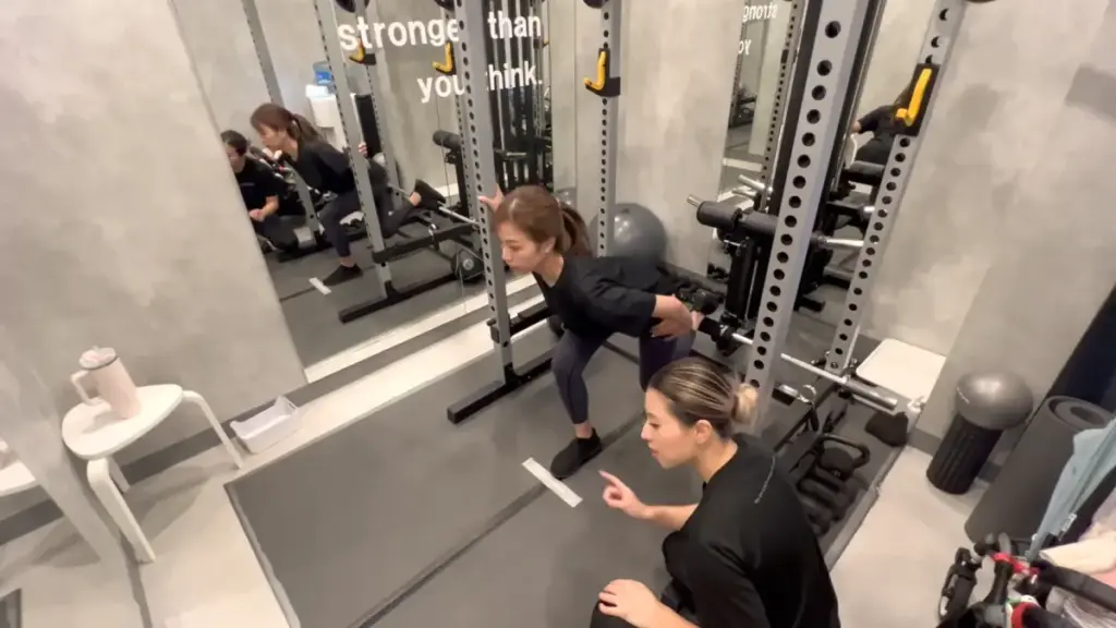 UNDEUX SUPERBODY LIFE千葉スタジオでのレッスン風景（シングルレッグスクワット）