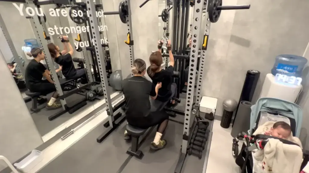 UNDEUX SUPERBODY LIFE千葉スタジオでのレッスン風景（二の腕の引き締めトレーニング）