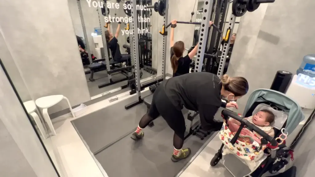 UNDEUX SUPERBODY LIFE千葉スタジオでのレッスン中の様子（子供が泣いても代わりにあやしてくれる）