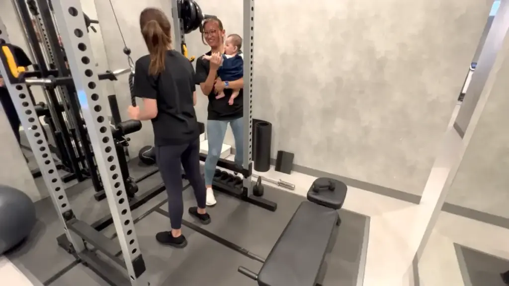 UNDEUX SUPERBODY LIFE千葉スタジオでのレッスン風景（二の腕の引き締めレッスン）