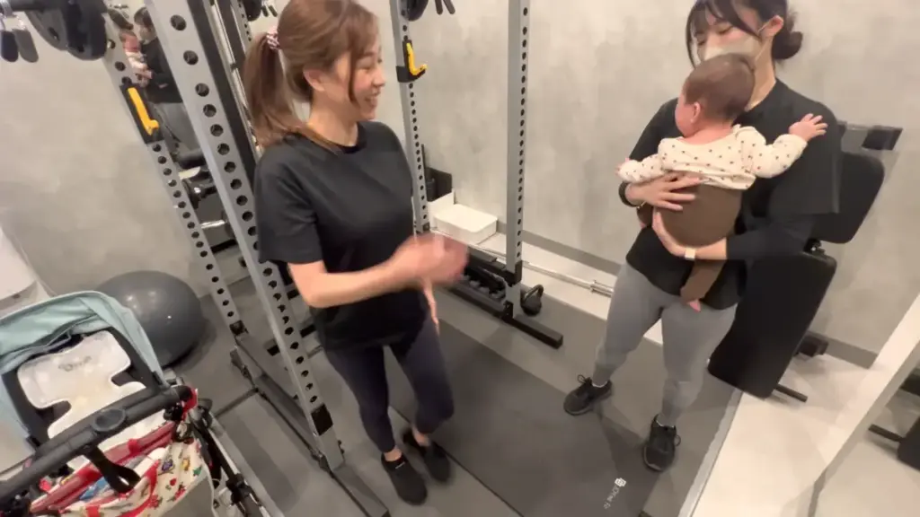 UNDEUX SUPERBODY LIFE千葉スタジオでのレッスン風景（トレーナーが子供をあやしてくれている）