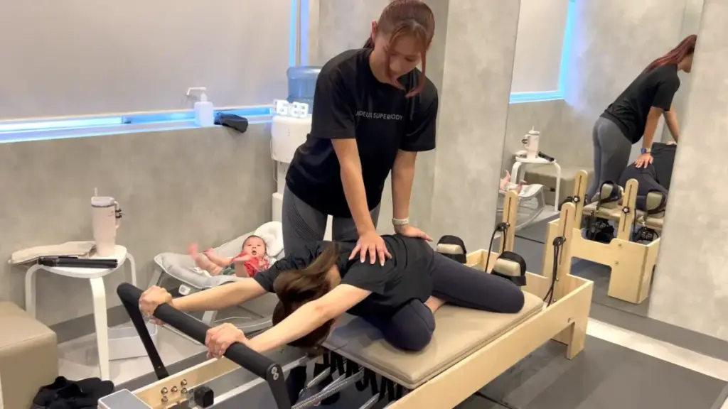 UNDEUX SUPERBODY LIFE千葉スタジオでのマシンピラティスのマンツーマン指導の様子