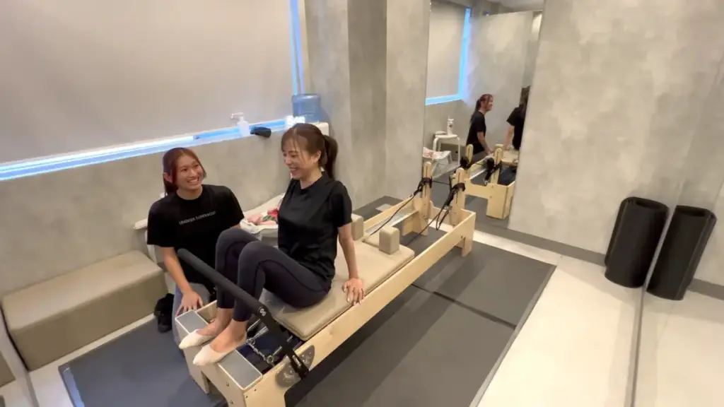 UNDEUX SUPERBODY LIFE千葉スタジオでのマシンピラティスのマンツーマン指導の様子