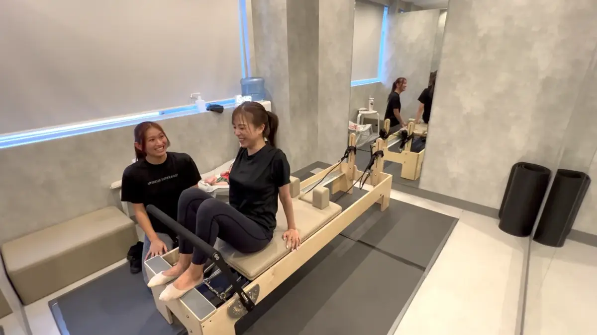 UNDEUX SUPERBODY LIFE千葉スタジオでのマシンピラティスのマンツーマン指導の様子