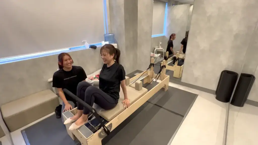 UNDEUX SUPERBODY LIFE千葉スタジオでのマシンピラティスのマンツーマン指導の様子