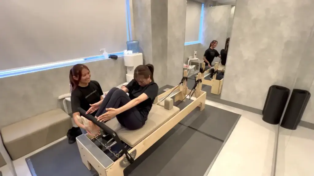 UNDEUX SUPERBODY LIFE千葉スタジオでのマシンピラティスのマンツーマン指導の様子