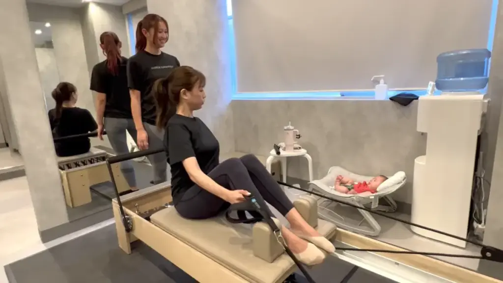 UNDEUX SUPERBODY LIFE千葉スタジオでのマシンピラティスのマンツーマン指導の様子