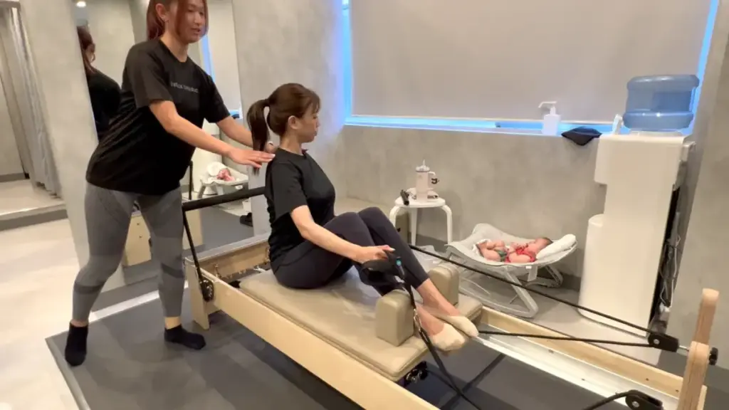 UNDEUX SUPERBODY LIFE千葉スタジオでのマシンピラティスのマンツーマン指導の様子