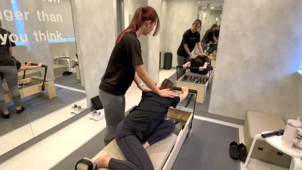 UNDEUX SUPERBODY LIFE千葉スタジオでのマシンピラティスのマンツーマン指導の様子