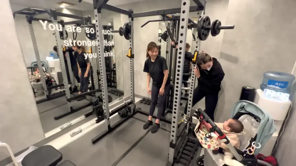 UNDEUX SUPERBODY LIFE千葉スタジオに子供連れで通っている際の様子（ジムブースまでベビーカーでいけます）