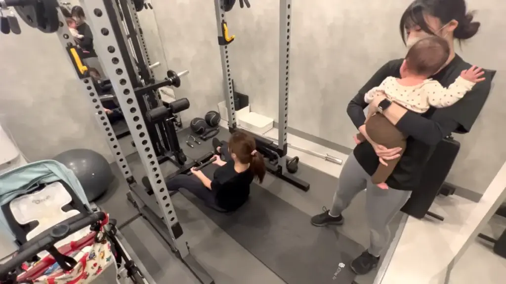 UNDEUX SUPERBODY LIFE千葉スタジオでのレッスン中の様子（子供が泣いても代わりにあやしてくれる）