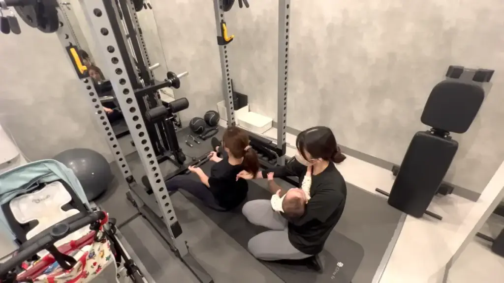 UNDEUX SUPERBODY LIFE千葉スタジオでのレッスン中の様子（子供が泣いても代わりにあやしてくれる）