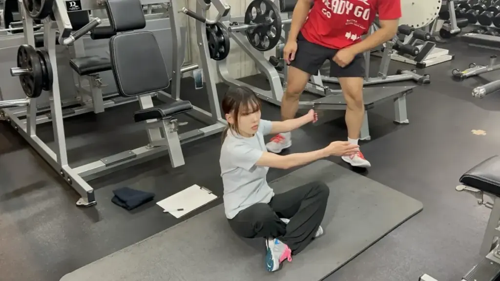 駅前筋肉留学GOの体験レッスンの様子(姿勢改善のための可動域チェック)