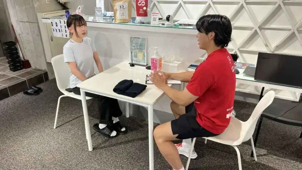 駅前筋肉留学GO(三田・田町店)での体験レッスン・カウンセリングの様子