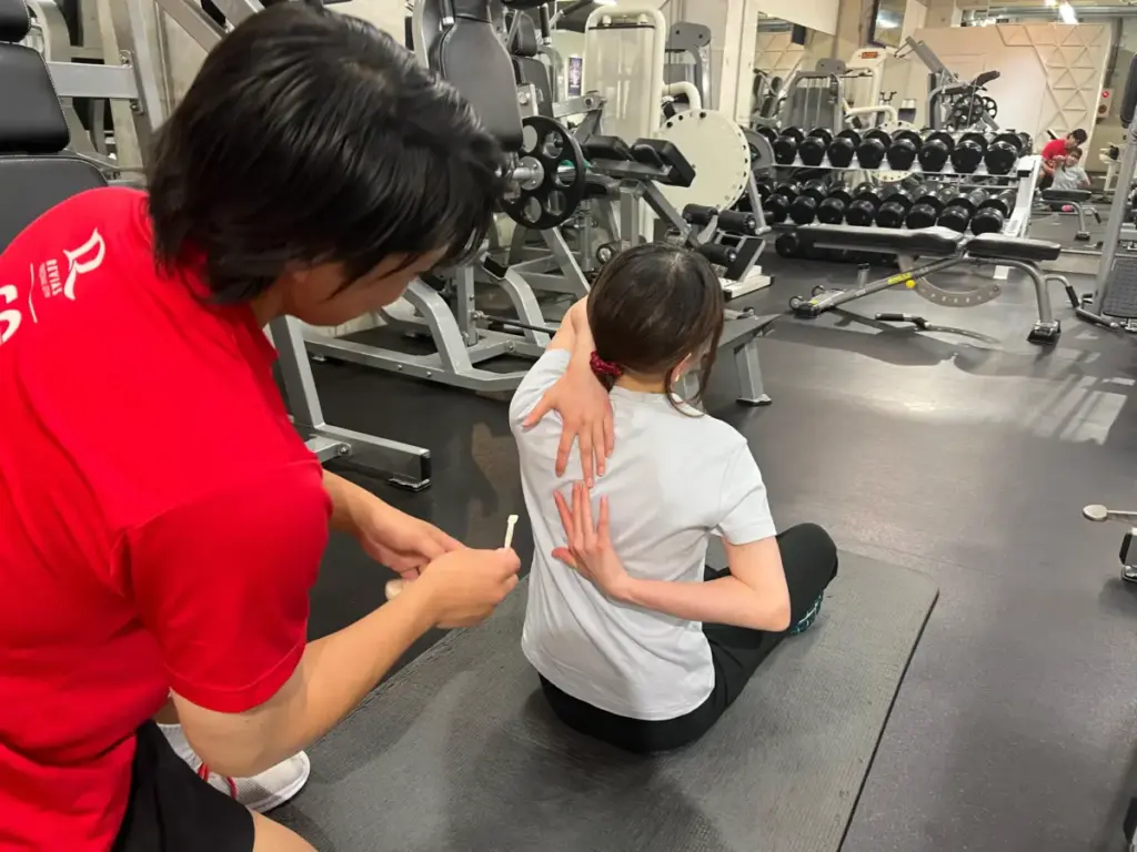 駅前筋肉留学GOの体験レッスンの様子(姿勢改善のための可動域チェック)