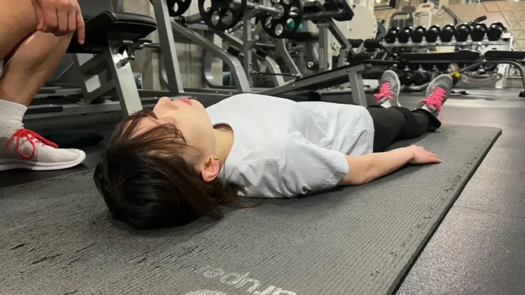 駅前筋肉留学GOの体験レッスンの様子(姿勢改善のための可動域チェック)