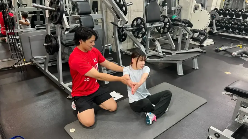 駅前筋肉留学GOの体験レッスンの様子(姿勢改善のための可動域チェック)