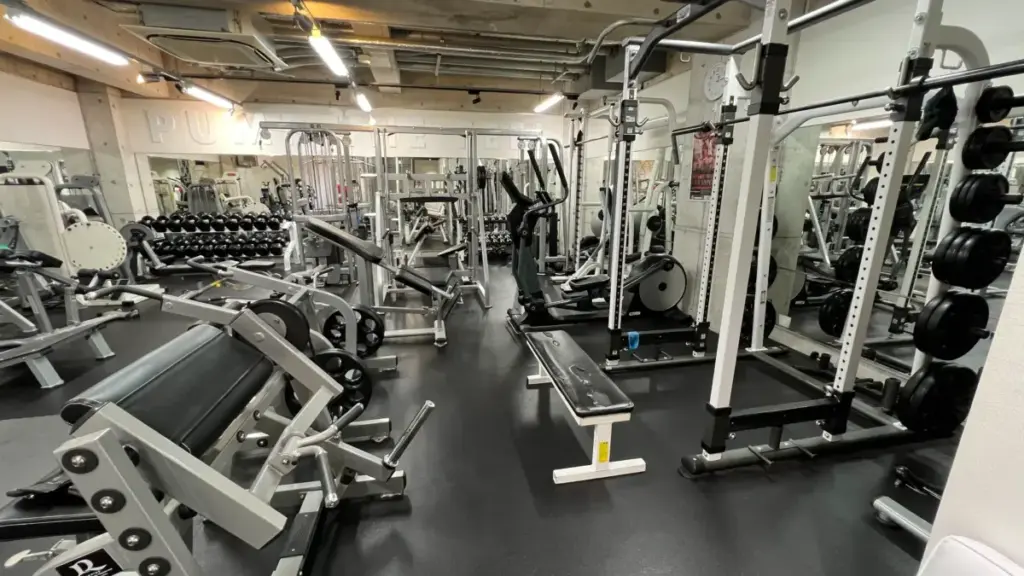 駅前筋肉留学GO三田・田町店のジム内画像