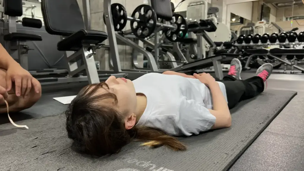 駅前筋肉留学GOの体験レッスンの様子(レッスン後の巻き肩の変化)