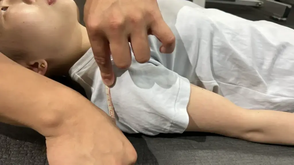 駅前筋肉留学GOの体験レッスンの様子(レッスン後の巻き肩の変化)