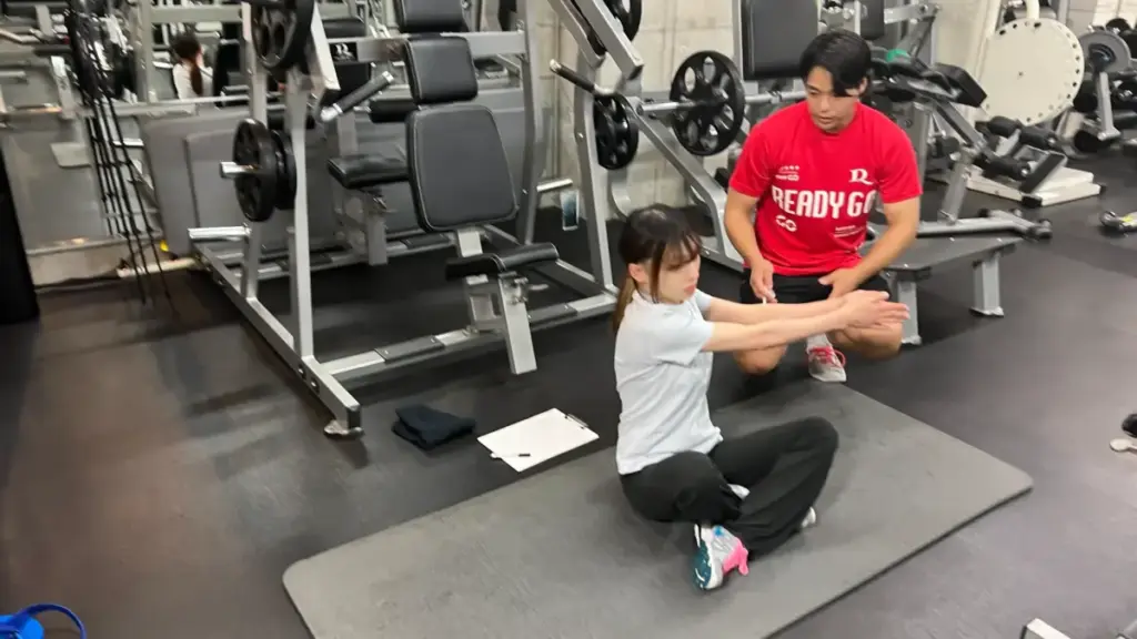 駅前筋肉留学GOの体験レッスンの様子(姿勢改善のための可動域チェック)