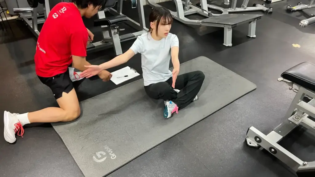 駅前筋肉留学GOの体験レッスンの様子(姿勢改善のための可動域チェック)