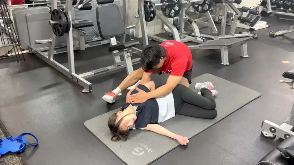 駅前筋肉留学GOの体験レッスンの様子(身体のケア)