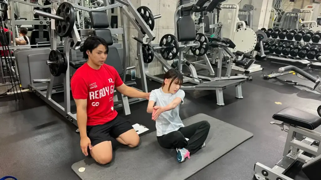 駅前筋肉留学GOの体験レッスンの様子(姿勢改善のための可動域チェック)
