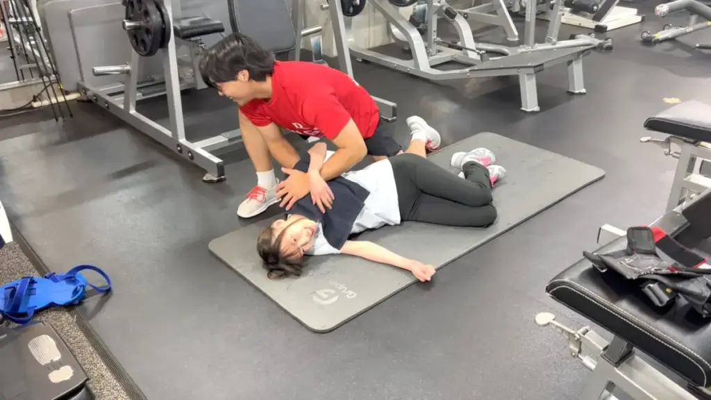 駅前筋肉留学GOの体験レッスンの様子(巻き肩改善)