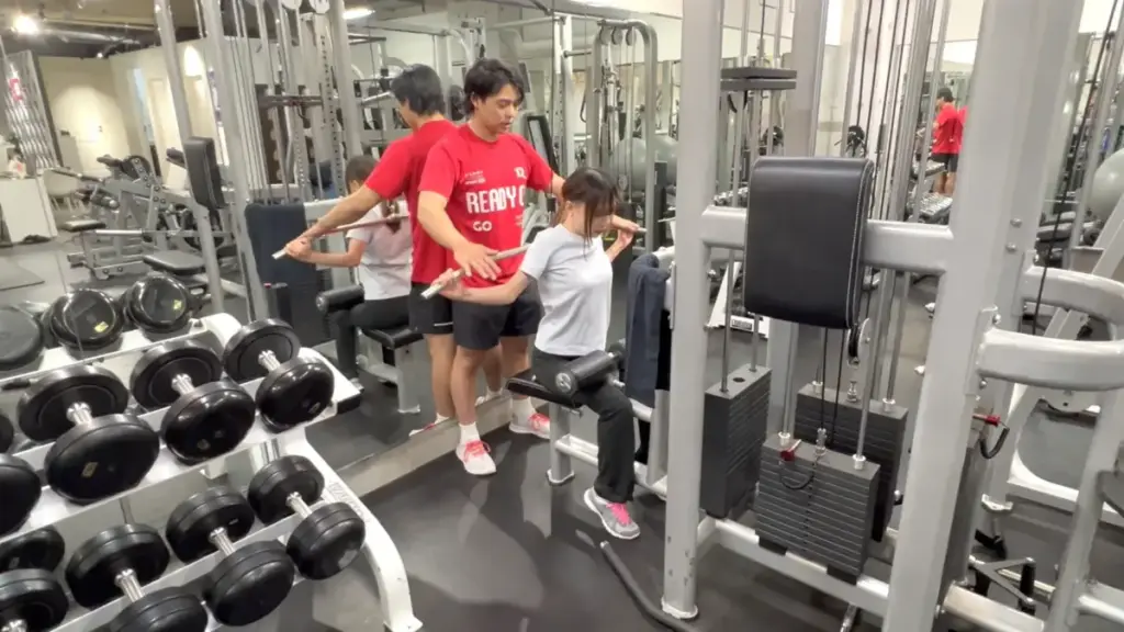 駅前筋肉留学GOの体験レッスンの様子(姿勢改善特化トレーニング)