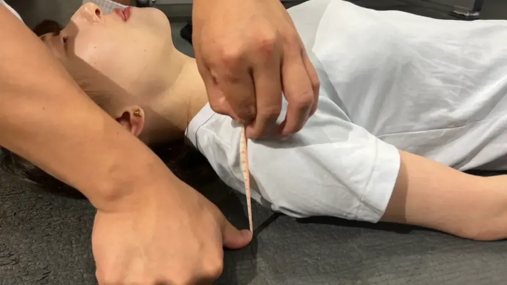 駅前筋肉留学GOの体験レッスンの様子(姿勢改善のための可動域チェック)