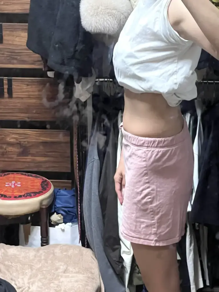 UNDEUX SUPERBODY LIFEで4ヶ月間トレーニングしたお腹（右側）の変化。下腹の引き締まりやラインの変化が分かるビフォーアフター写真。