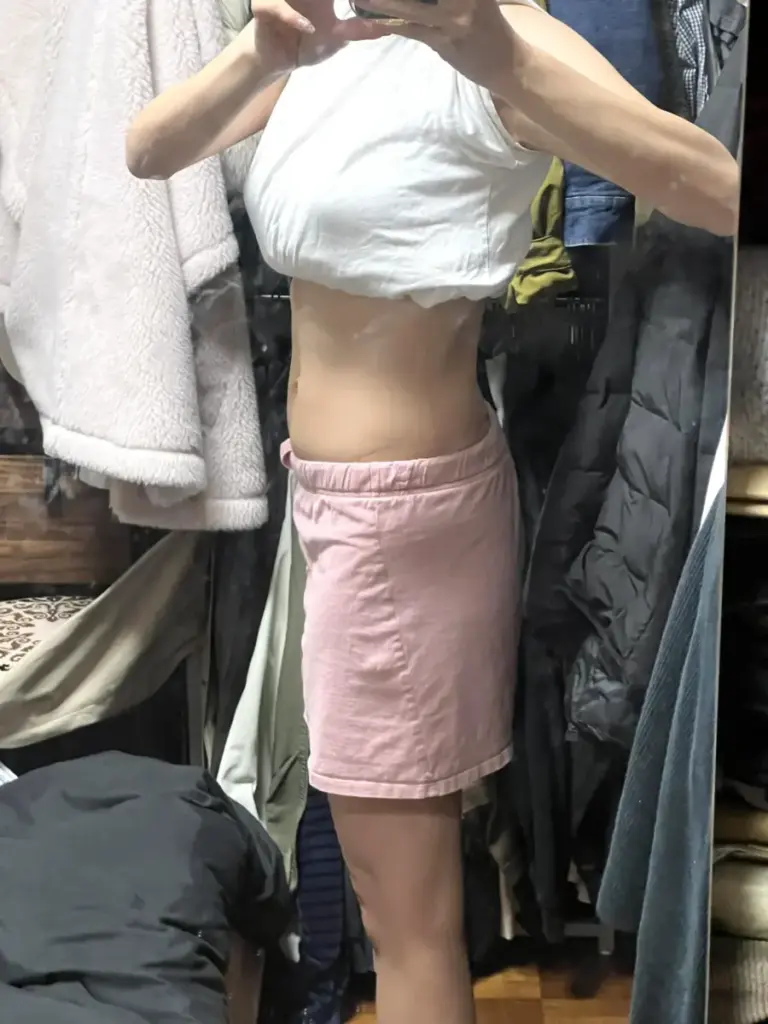 UNDEUX SUPERBODY LIFEで4ヶ月間トレーニングしたお腹（右側）の変化。下腹の引き締まりやラインの変化が分かるビフォーアフター写真。