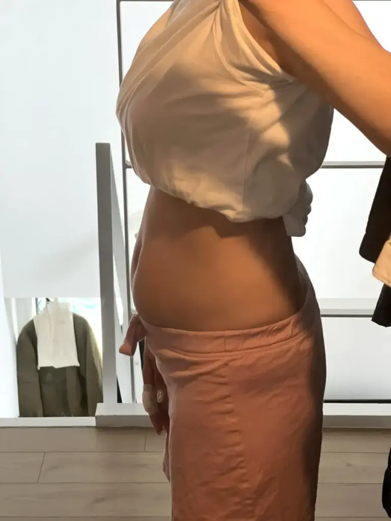 UNDEUX SUPERBODY LIFEで4ヶ月間トレーニングしたお腹（右側）の変化。下腹の引き締まりやラインの変化が分かるビフォーアフター写真。