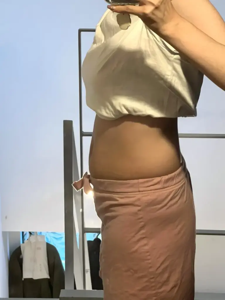 UNDEUX SUPERBODY LIFEで4ヶ月間トレーニングしたお腹（右側）の変化。下腹の引き締まりやラインの変化が分かるビフォーアフター写真。