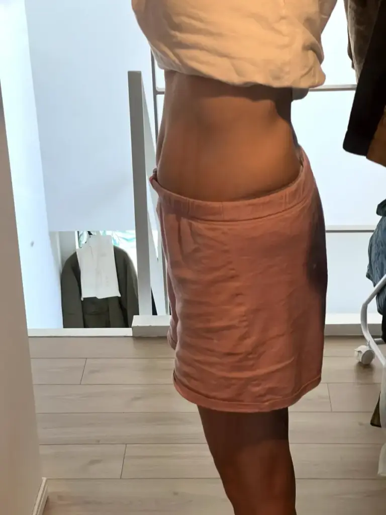 UNDEUX SUPERBODY LIFEで4ヶ月間トレーニングしたお腹（右側）の変化。下腹の引き締まりやラインの変化が分かるビフォーアフター写真。