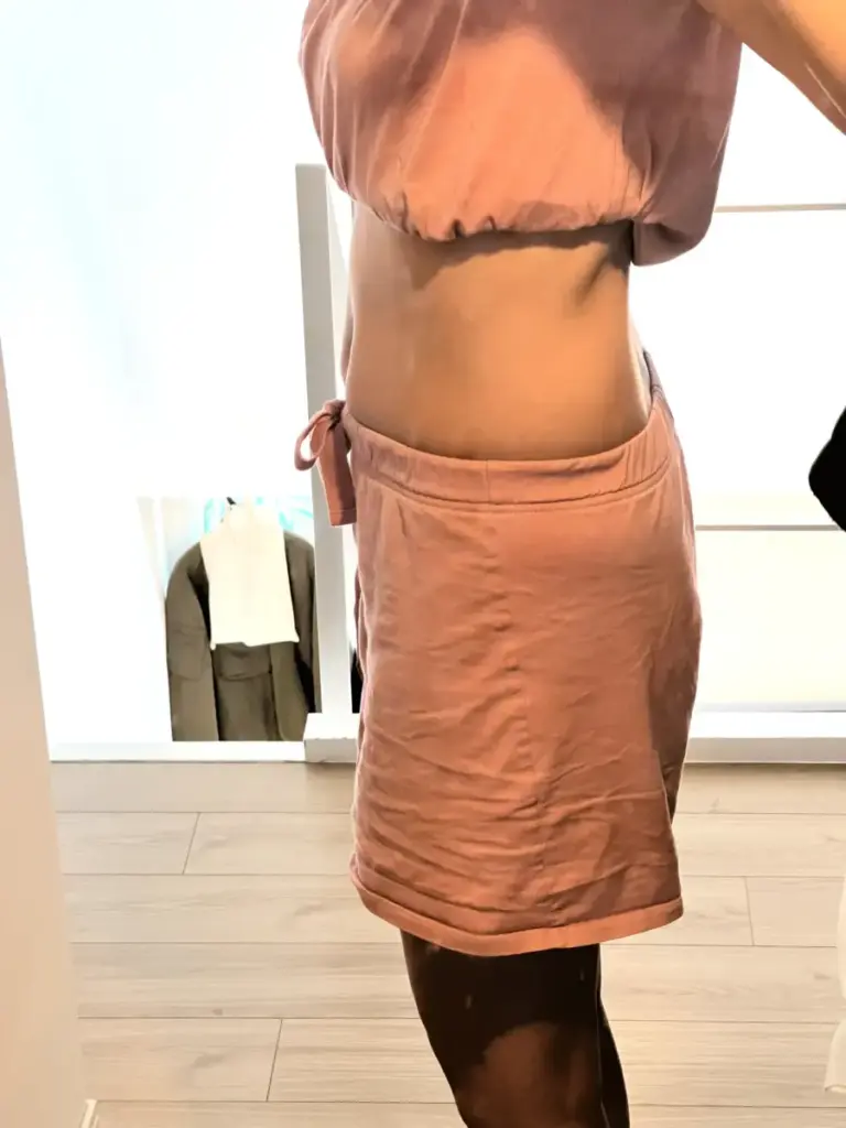 UNDEUX SUPERBODY LIFEで4ヶ月間トレーニングしたお腹（右側）の変化。下腹の引き締まりやラインの変化が分かるビフォーアフター写真。