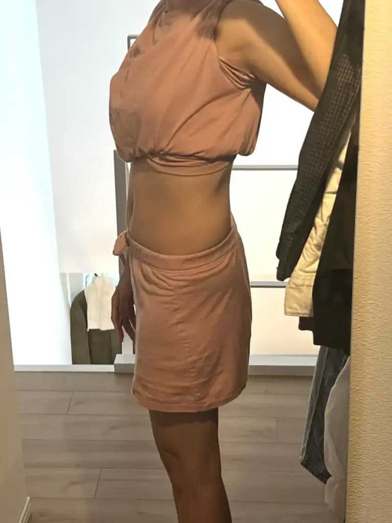 UNDEUX SUPERBODY LIFEで4ヶ月間トレーニングしたお腹（右側）の変化。下腹の引き締まりやラインの変化が分かるビフォーアフター写真。