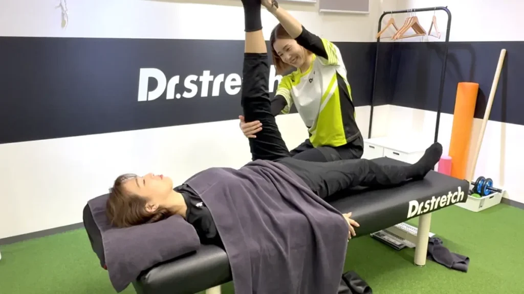 実際にドクターストレッチ門前仲町店で体験を受けた際の下半身のストレッチの様子