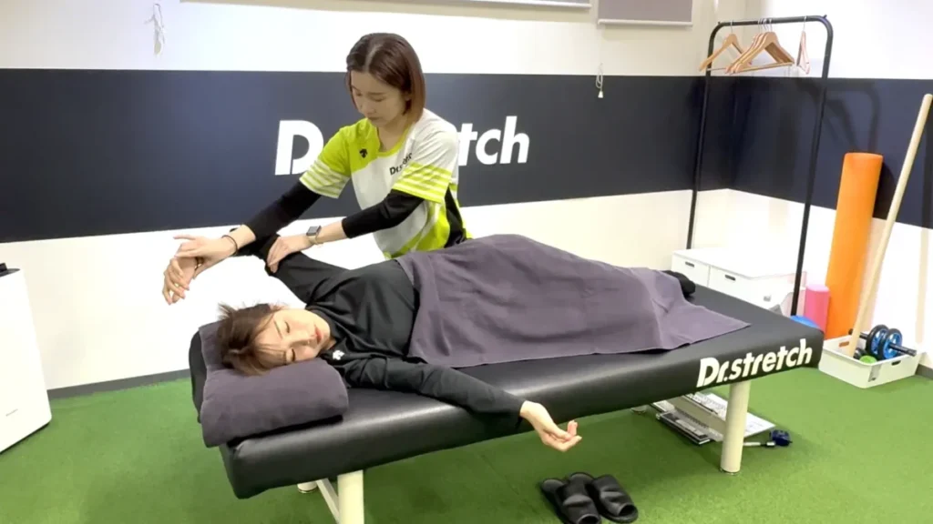 実際にドクターストレッチ門前仲町店で体験を受けた際の肩甲骨のストレッチの様子