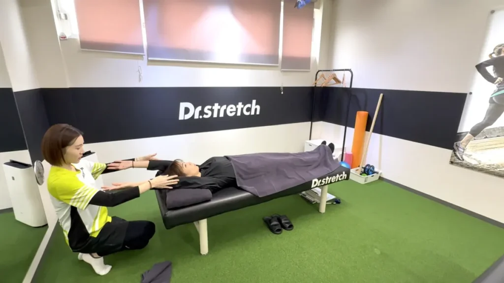 実際にドクターストレッチ門前仲町店で体験を受けた際の肩甲骨周りのストレッチの様子