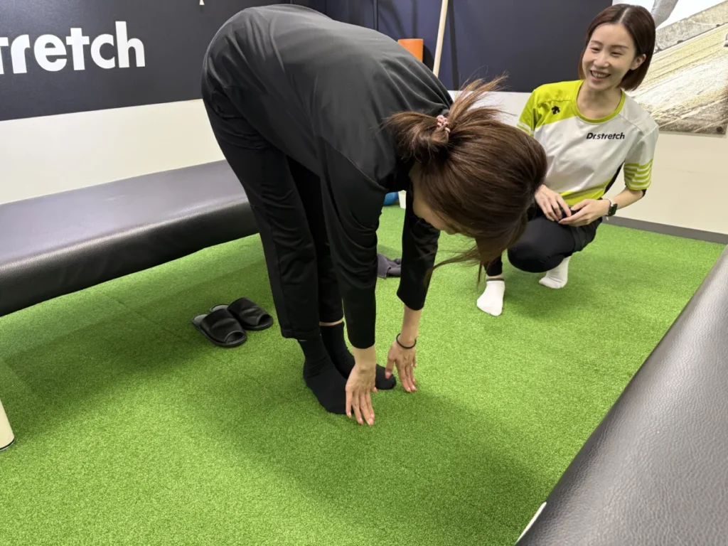 ドクターストレッチで実際に体験を受けた際の前屈の柔軟性測定。施術後の変化(床に手がついた!)