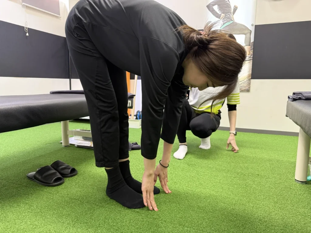 ドクターストレッチで実際に体験を受けた際の前屈の柔軟性測定。施術後の変化(床に手がついた!)