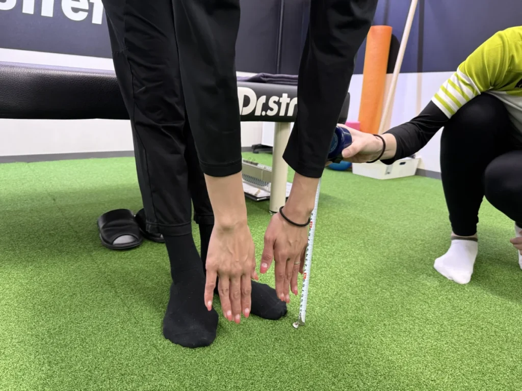 ドクターストレッチで実際に体験を受けた際の前屈の柔軟性測定(床に手がつない)