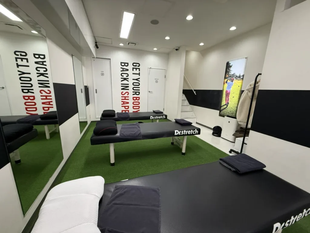 実際に体験・取材したドクターストレッチ門前仲町店の店内。清潔感のある施術ベッドの様子