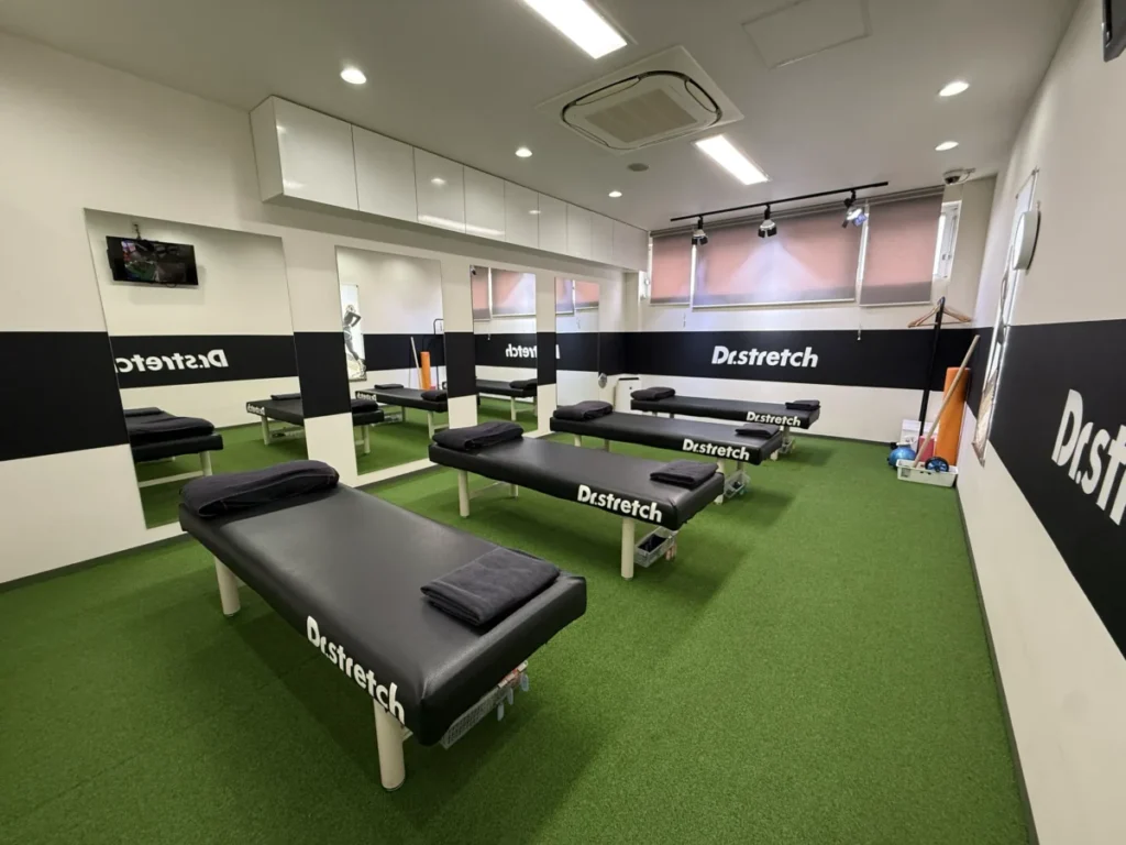 実際に体験・取材したドクターストレッチ門前仲町店の店内。清潔感のある施術ベッドの様子